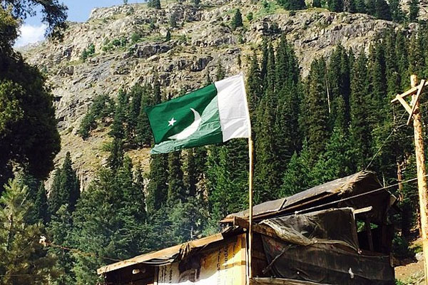 عدالت نے قومی پرچم جلانے والے شخص کو سزا سنا دی